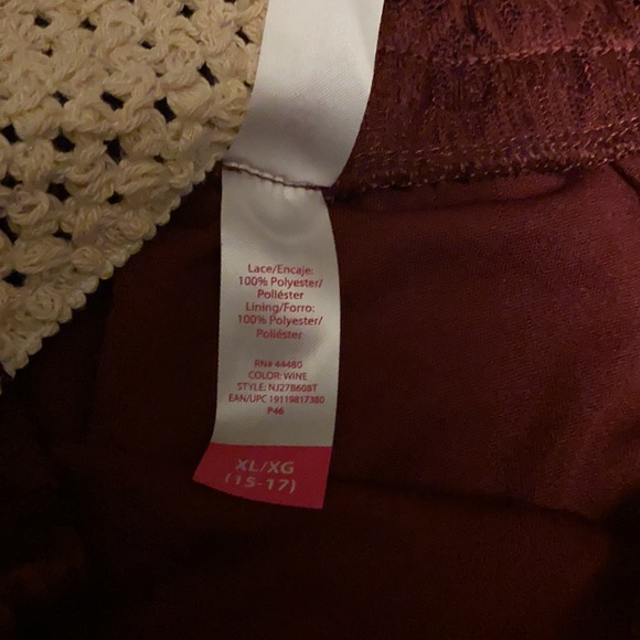 Extra large burgundy lace skirt with belt - Picture 8 of 9